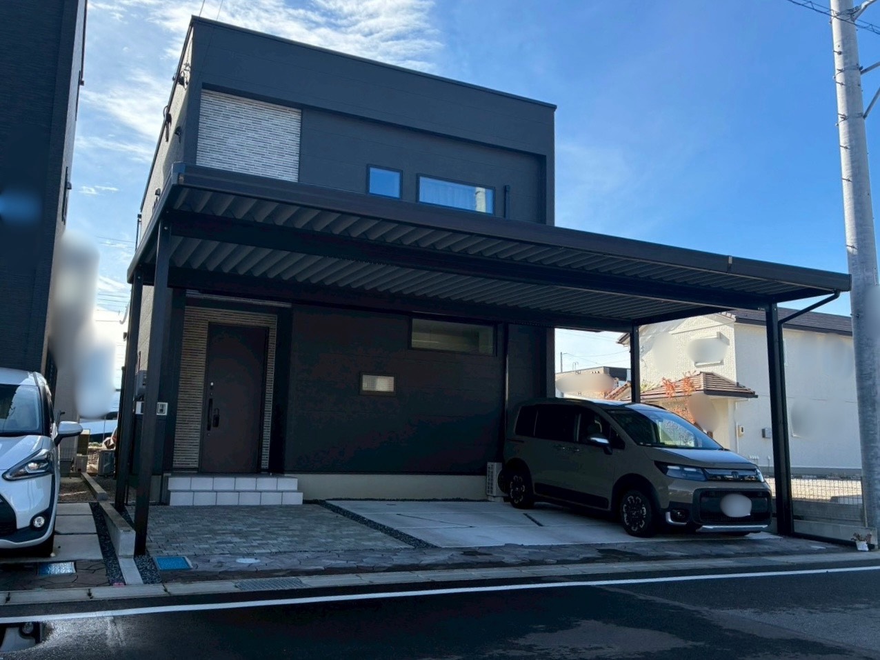 モダン住宅に映える究極のシンプル美！スリム桁採用の2台用カーポート