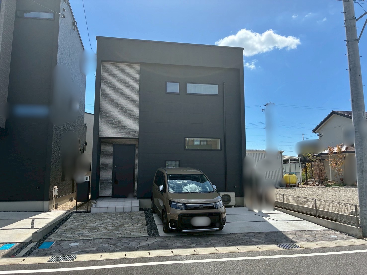 モダン住宅に映える究極のシンプル美！スリム桁採用の2台用カーポート