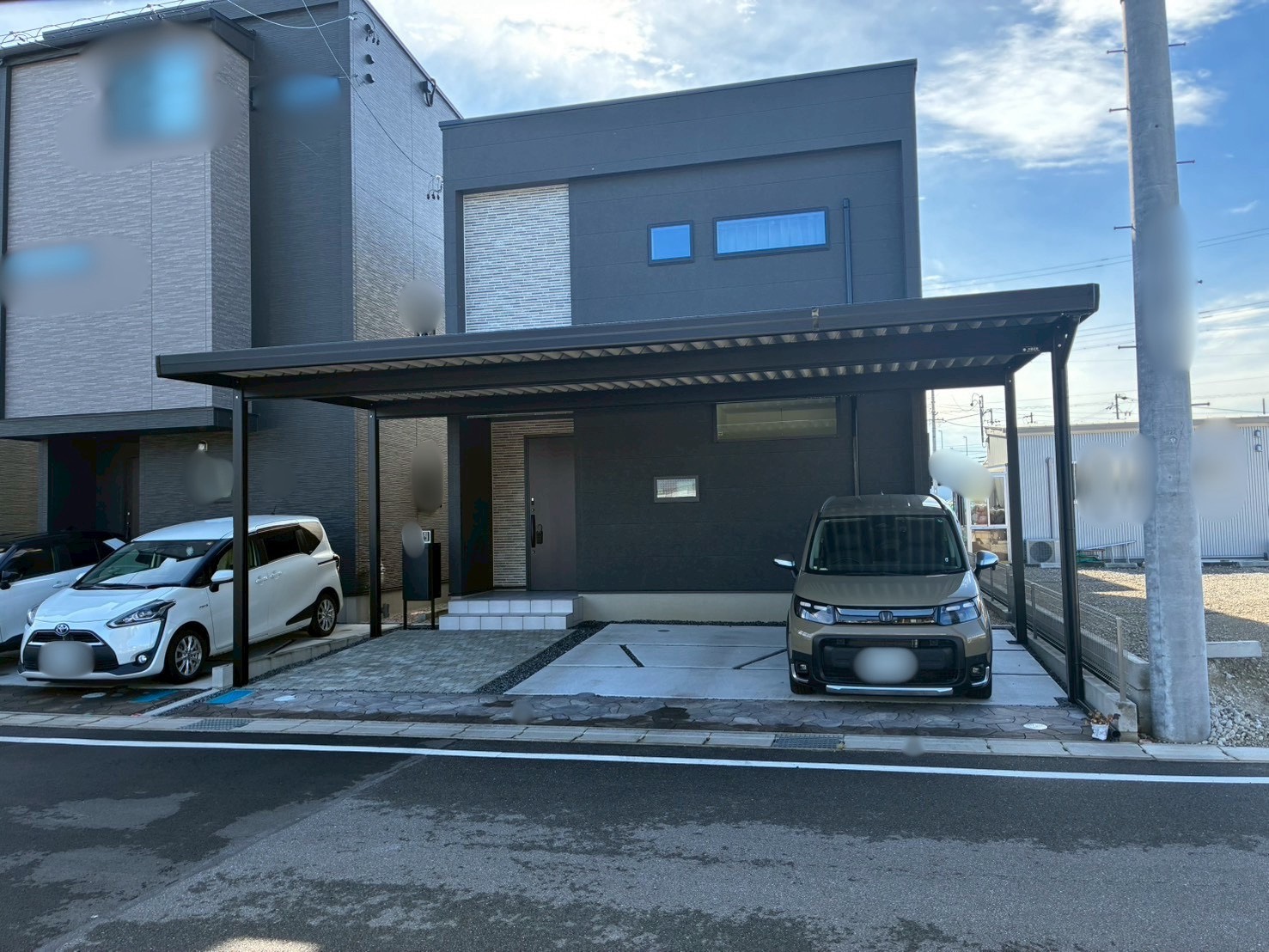 モダン住宅に映える究極のシンプル美！スリム桁採用の2台用カーポート