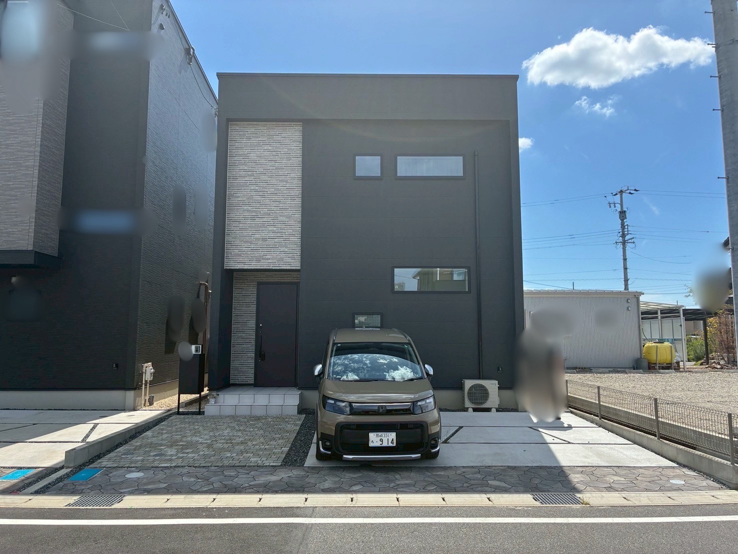 モダン住宅に映える究極のシンプル美！スリム桁採用の2台用カーポート