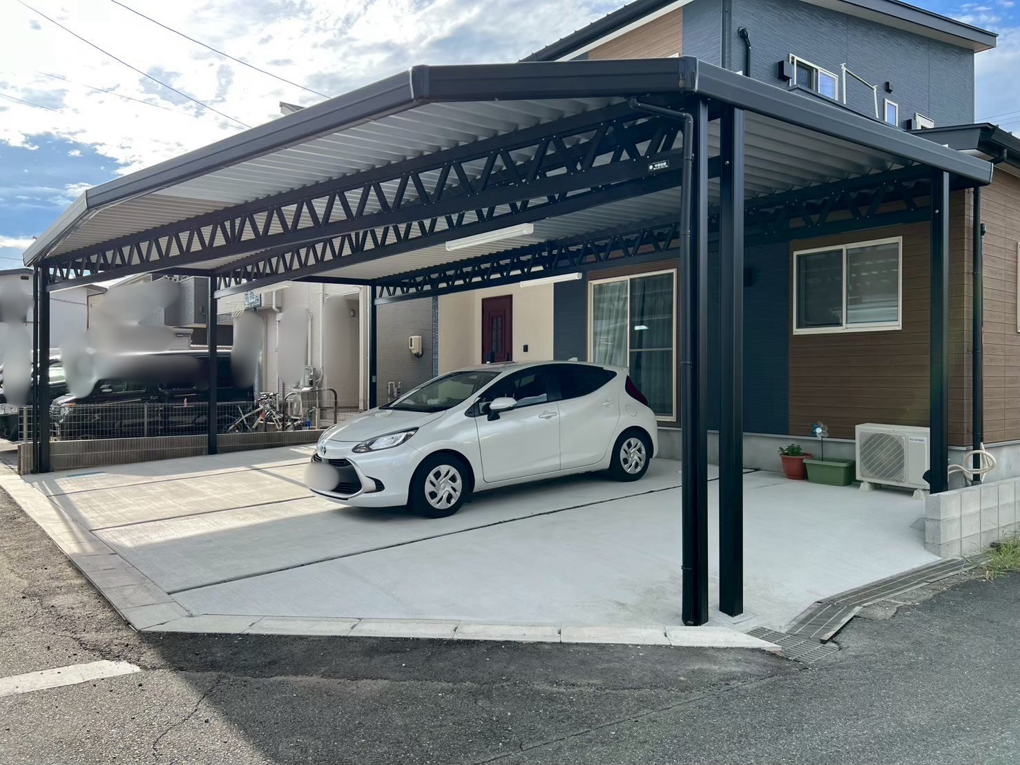 変形地・角地でも理想を実現！デザインと実用性を両立した3台用カーポート