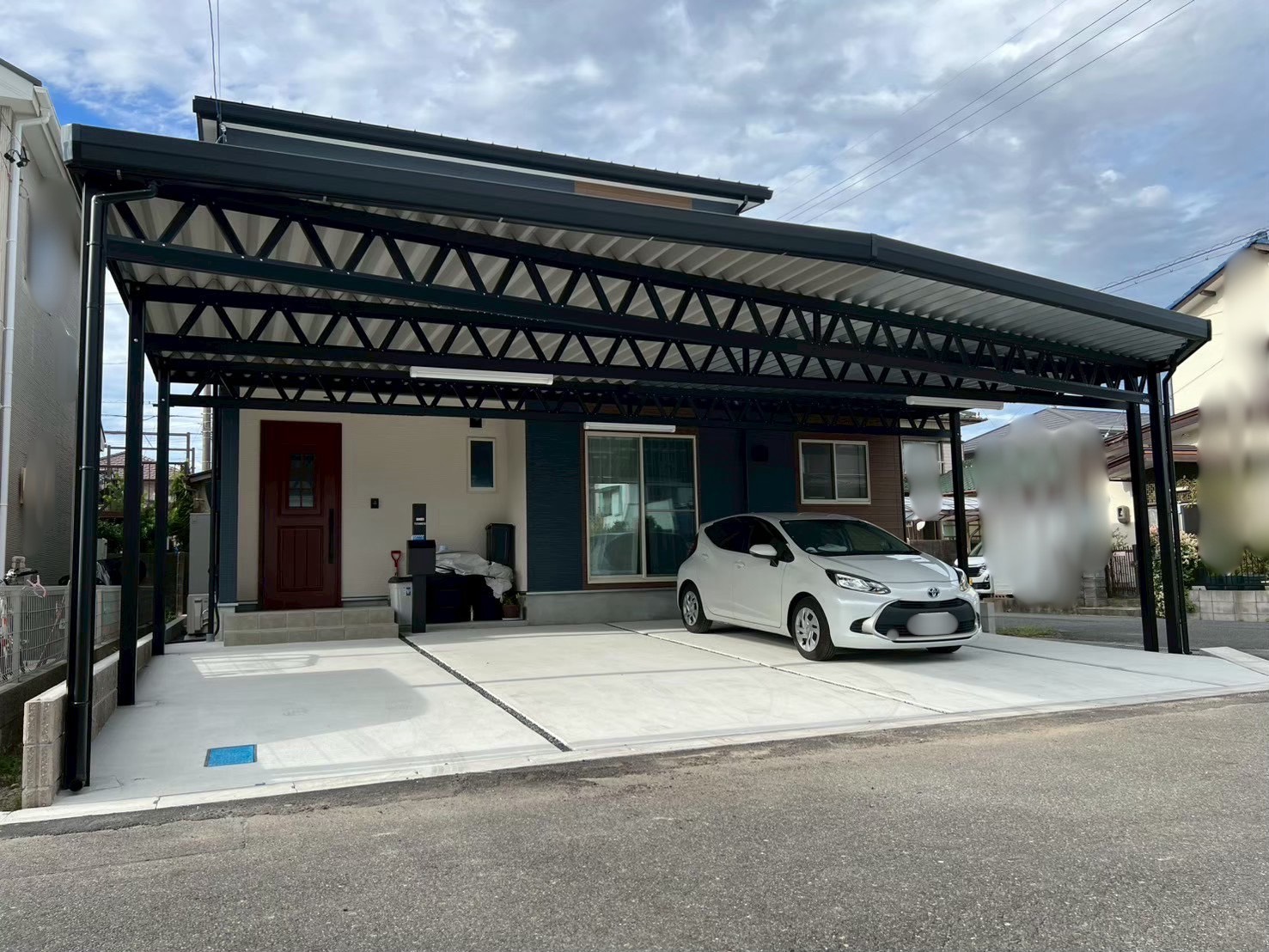 変形地・角地でも理想を実現！デザインと実用性を両立した3台用カーポート