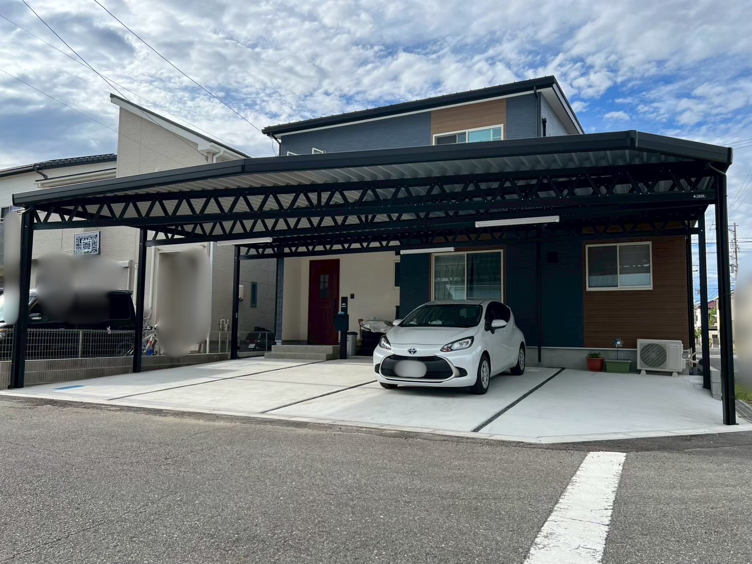 変形地・角地でも理想を実現！デザインと実用性を両立した3台用カーポート