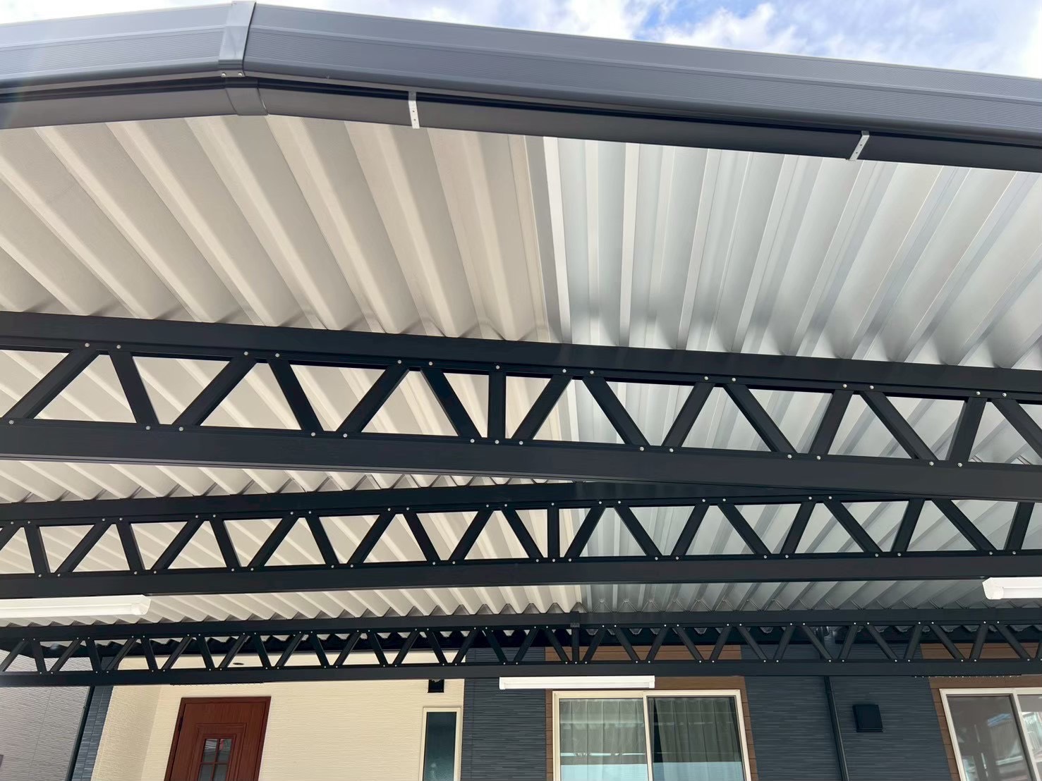 変形地・角地でも理想を実現！デザインと実用性を両立した3台用カーポート