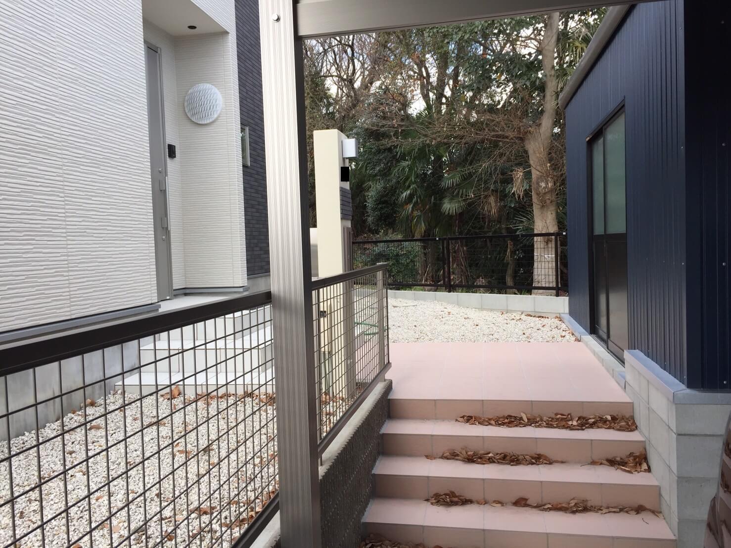 手前：２台用ガレージ　奥：側面張り付き倉庫仕様ガレージ