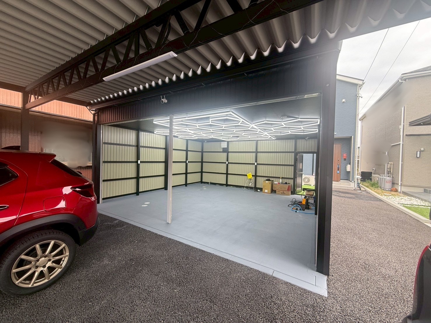 未来を感じる空間へ・・・シャッター付き2台用ガレージ