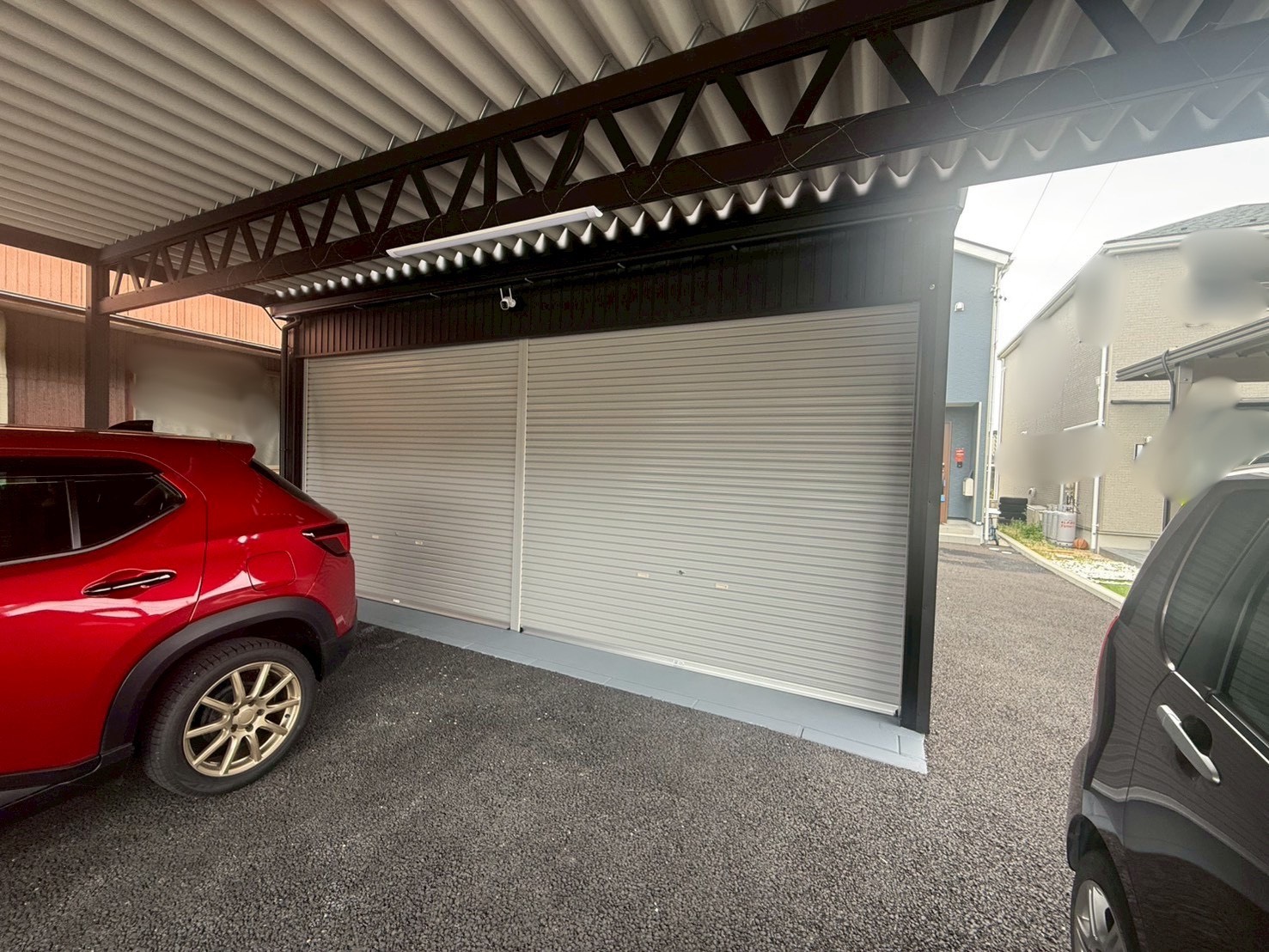 未来を感じる空間へ・・・シャッター付き2台用ガレージ