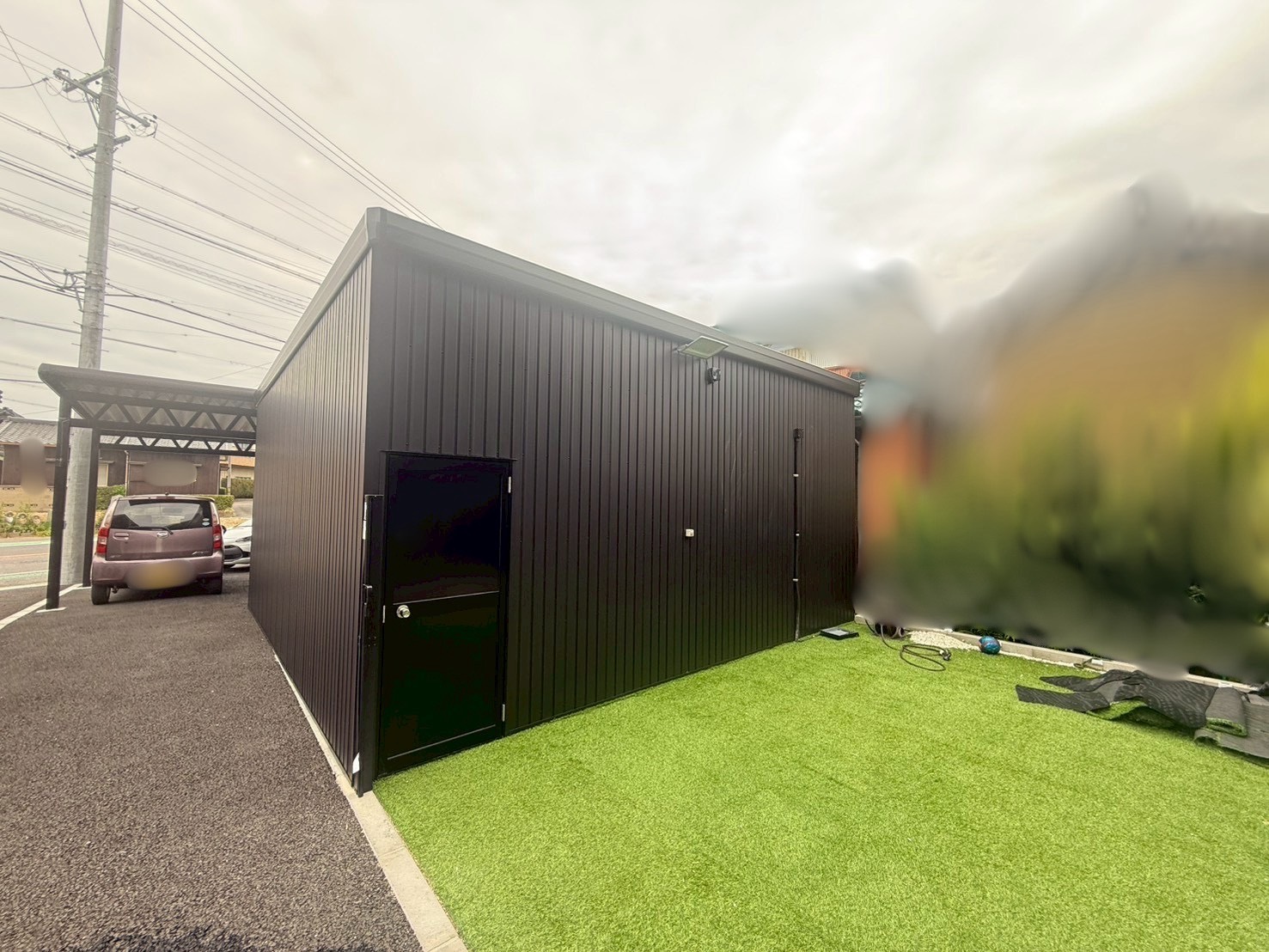 未来を感じる空間へ・・・シャッター付き2台用ガレージ