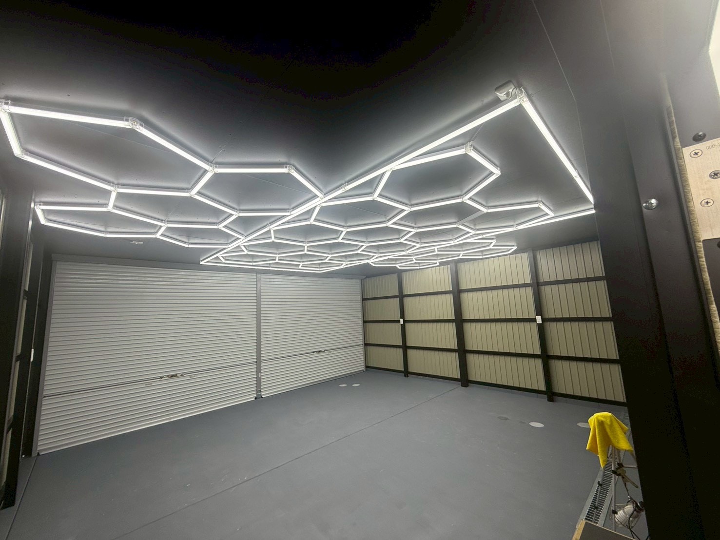 未来を感じる空間へ・・・シャッター付き2台用ガレージ