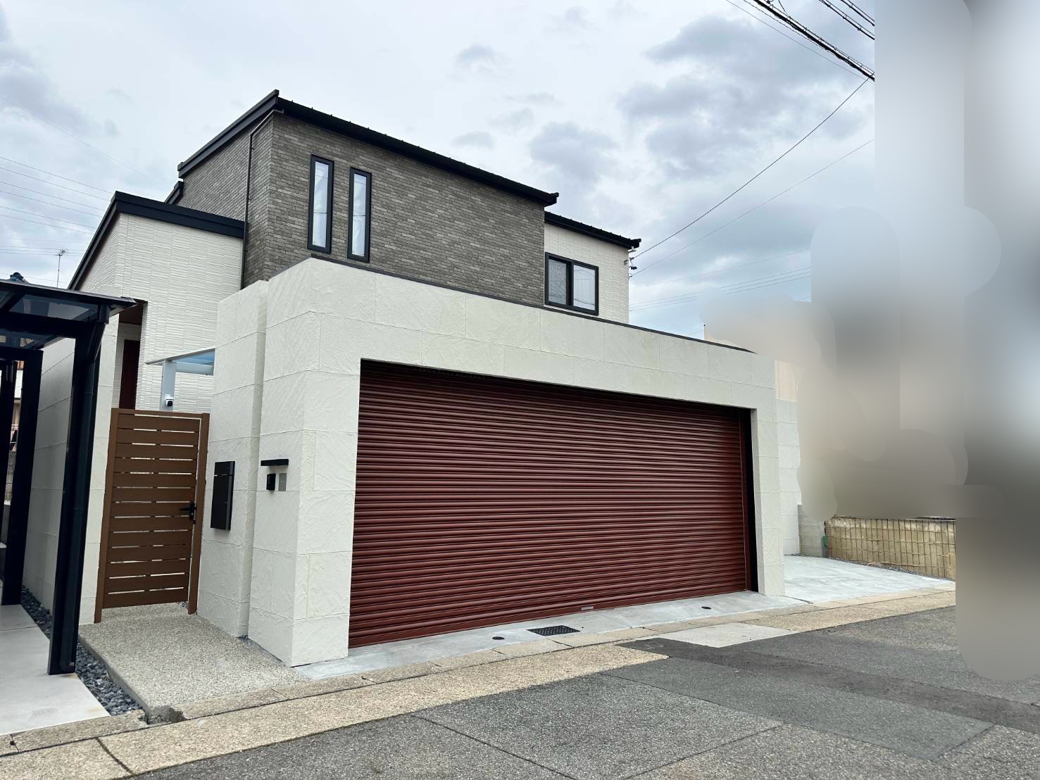 自由設計はカーポートだけじゃない！こだわりの2台用シャッターゲート施工事例