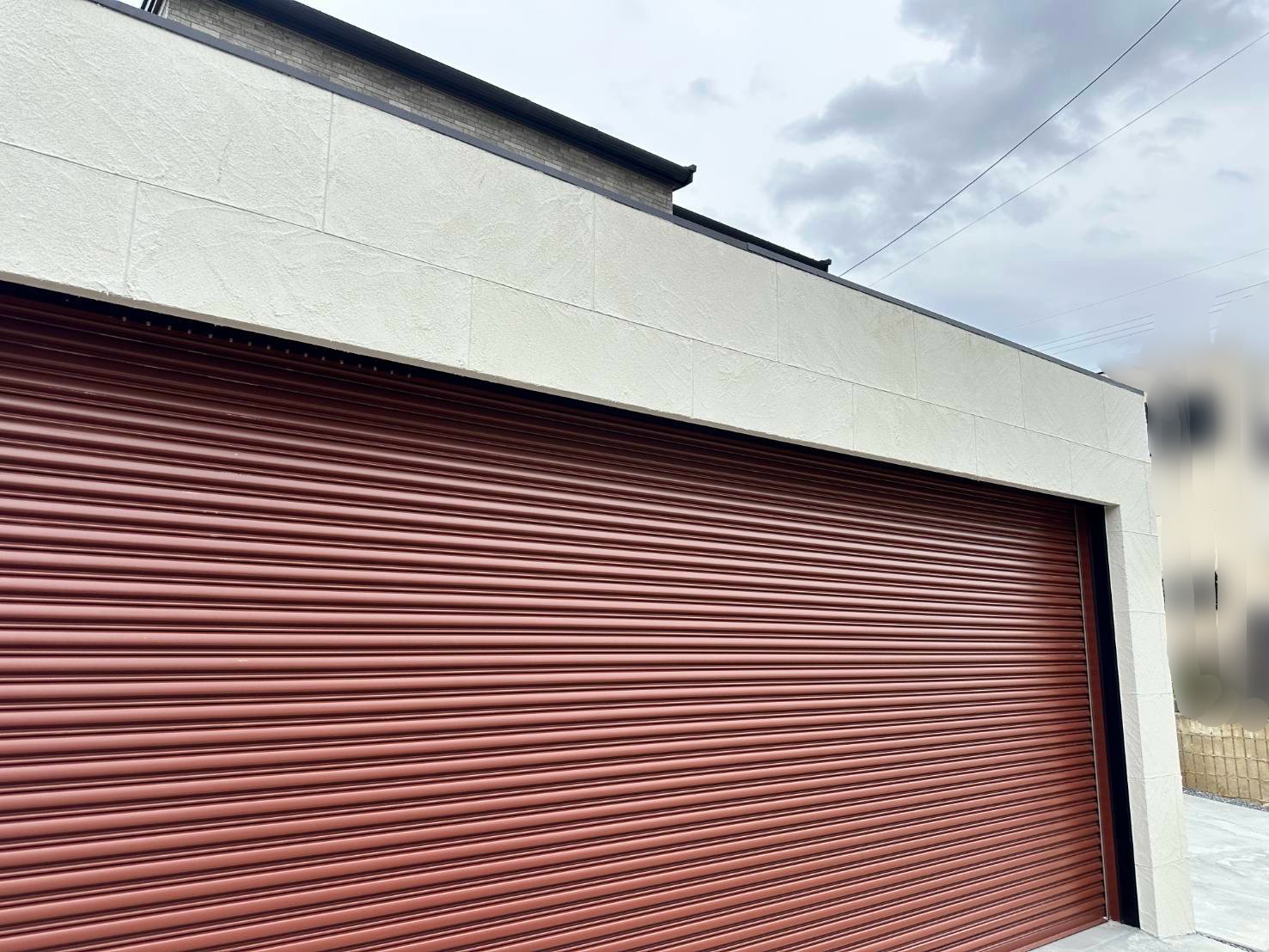 自由設計はカーポートだけじゃない！こだわりの2台用シャッターゲート施工事例