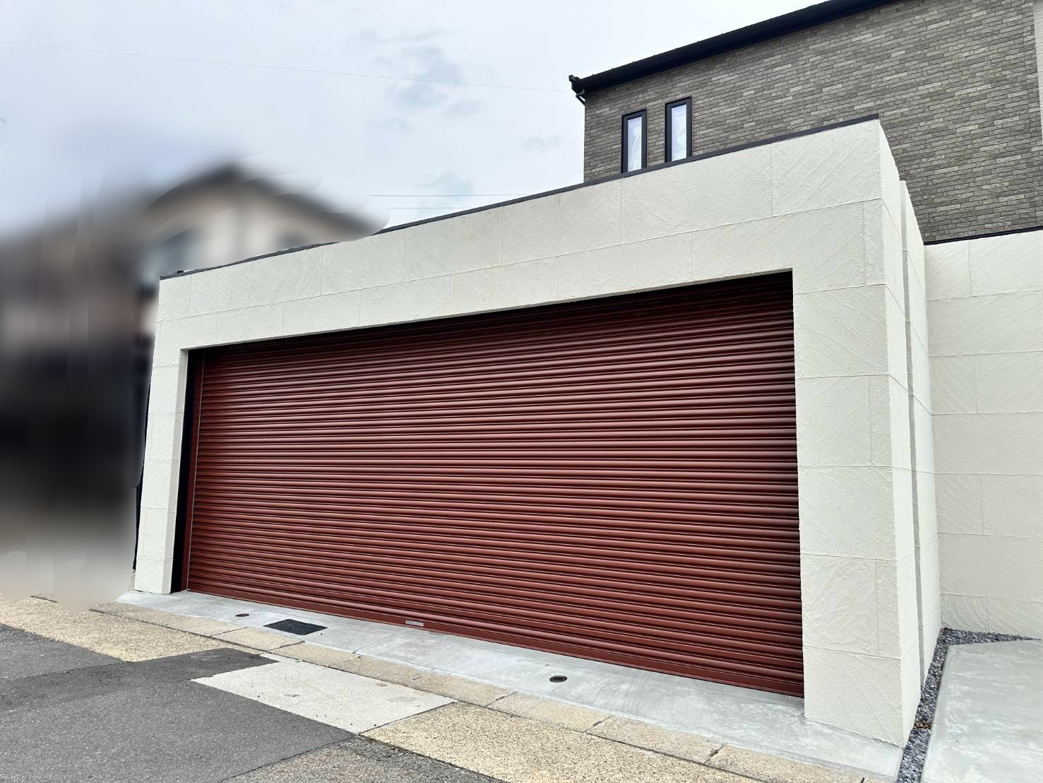 自由設計はカーポートだけじゃない！こだわりの2台用シャッターゲート施工事例