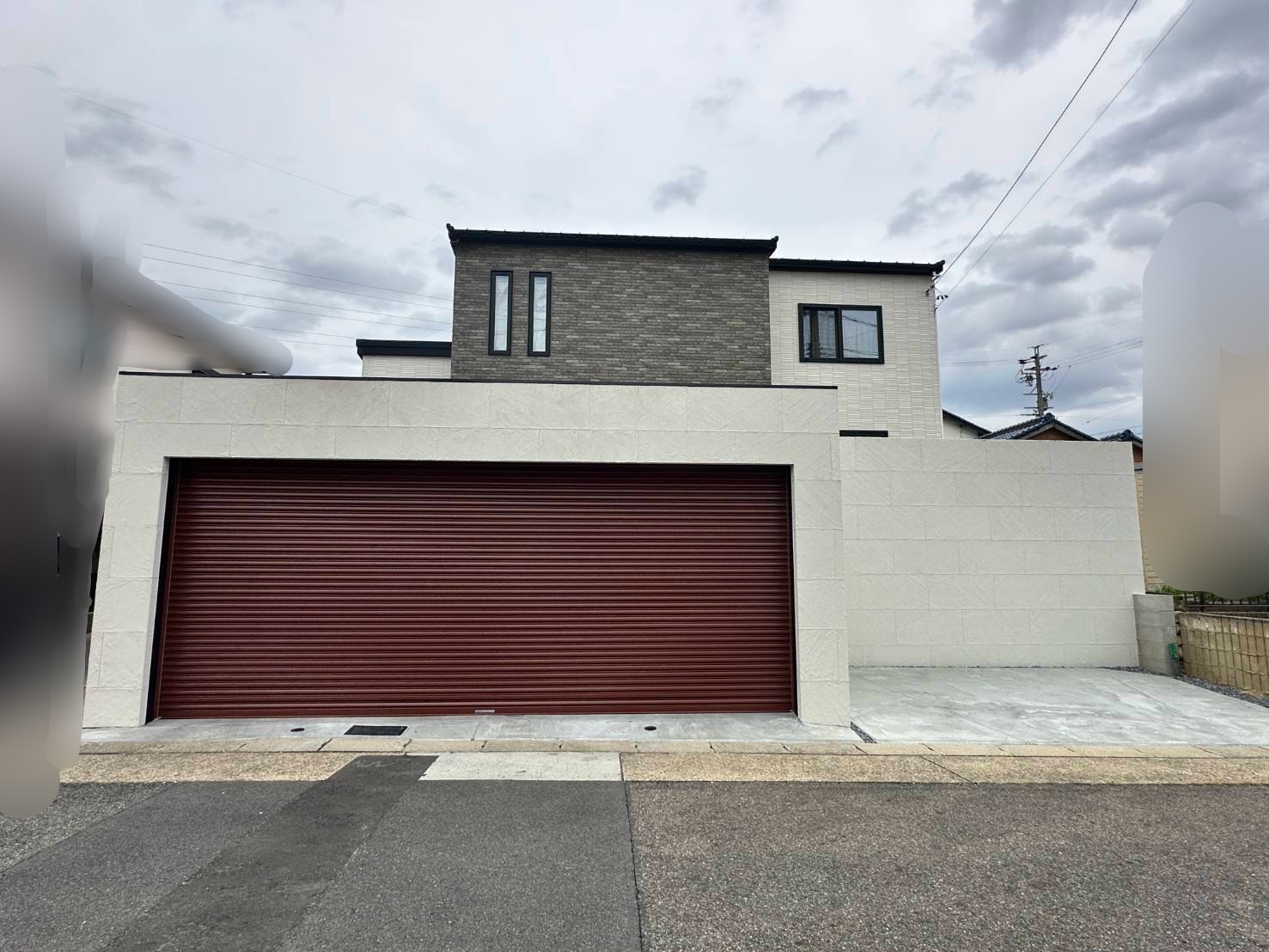 自由設計はカーポートだけじゃない！こだわりの2台用シャッターゲート施工事例