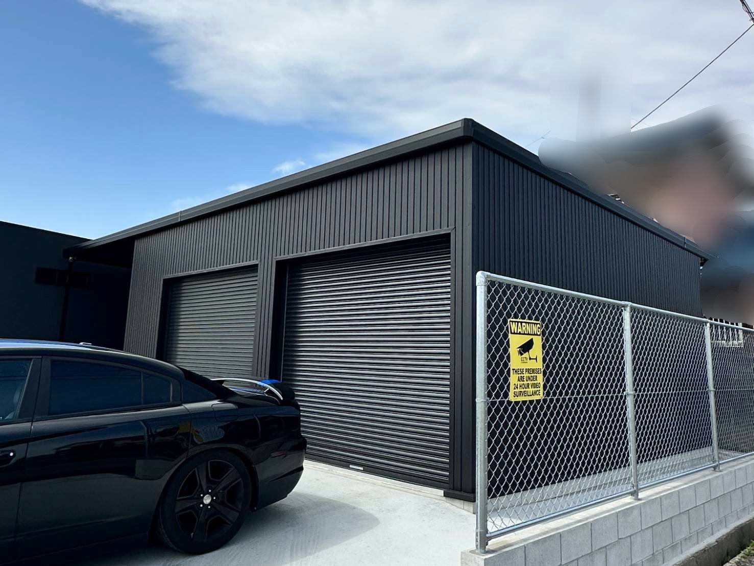 アメ車の圧にも負けない！完全無欠の2台用ガレージ