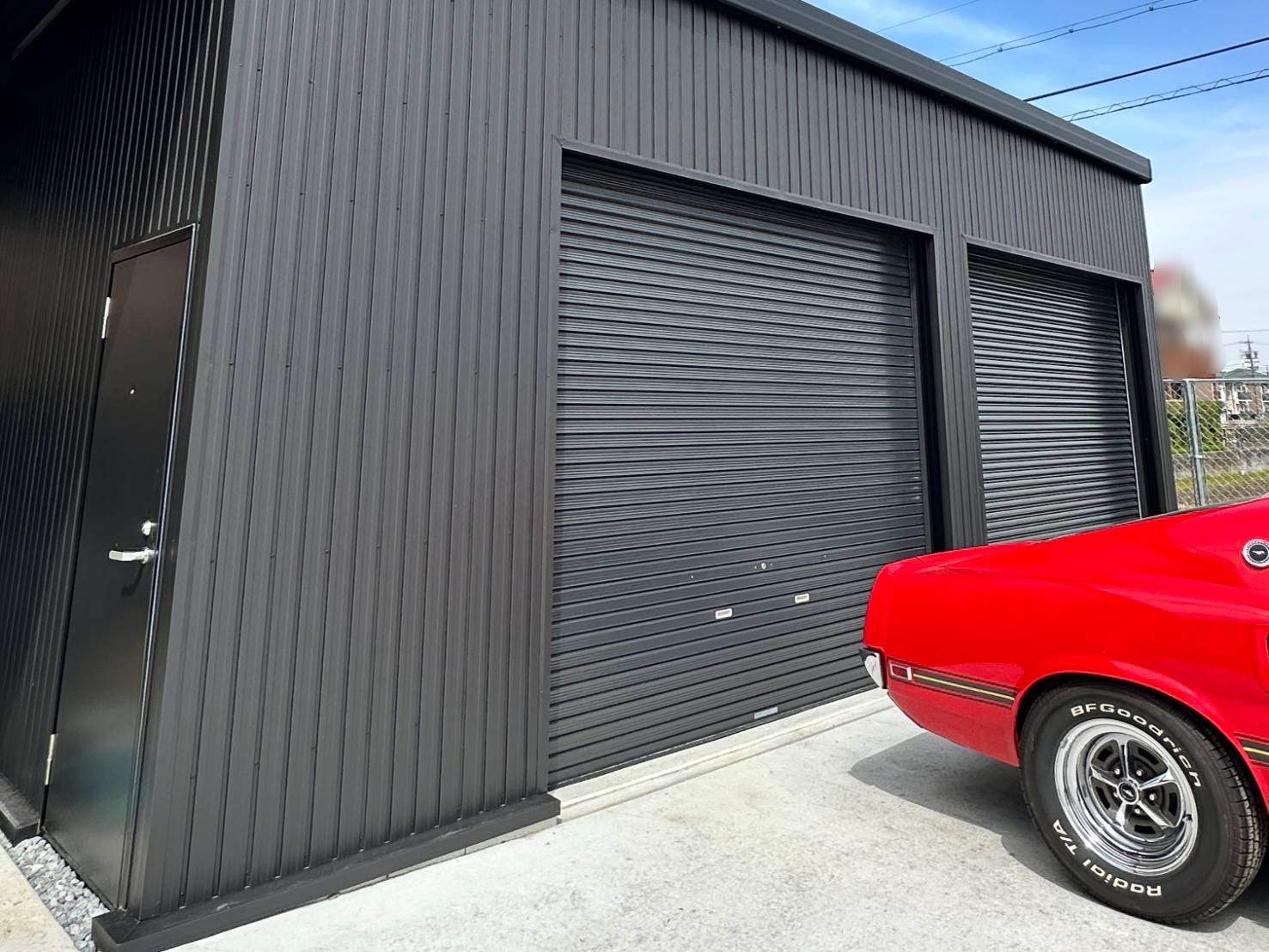 アメ車の圧にも負けない！完全無欠の2台用ガレージ