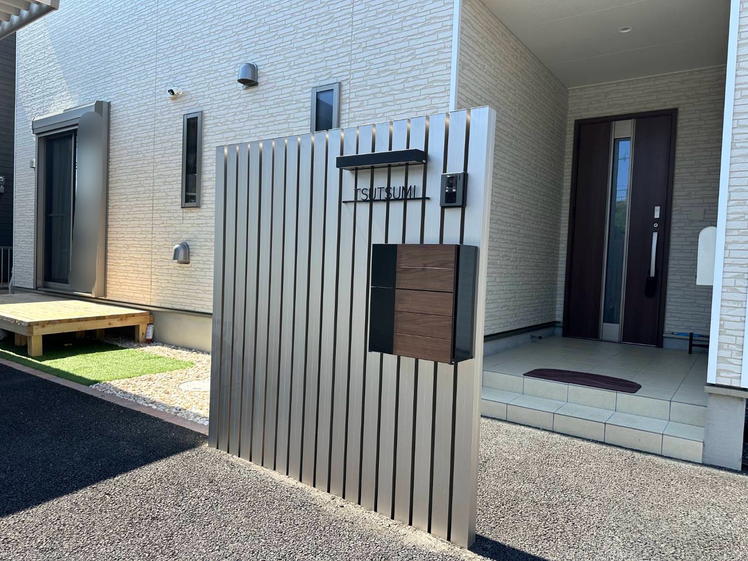 自社製品で外構に統一感を！　アルミ角柱の門柱　x　2台用カーポート