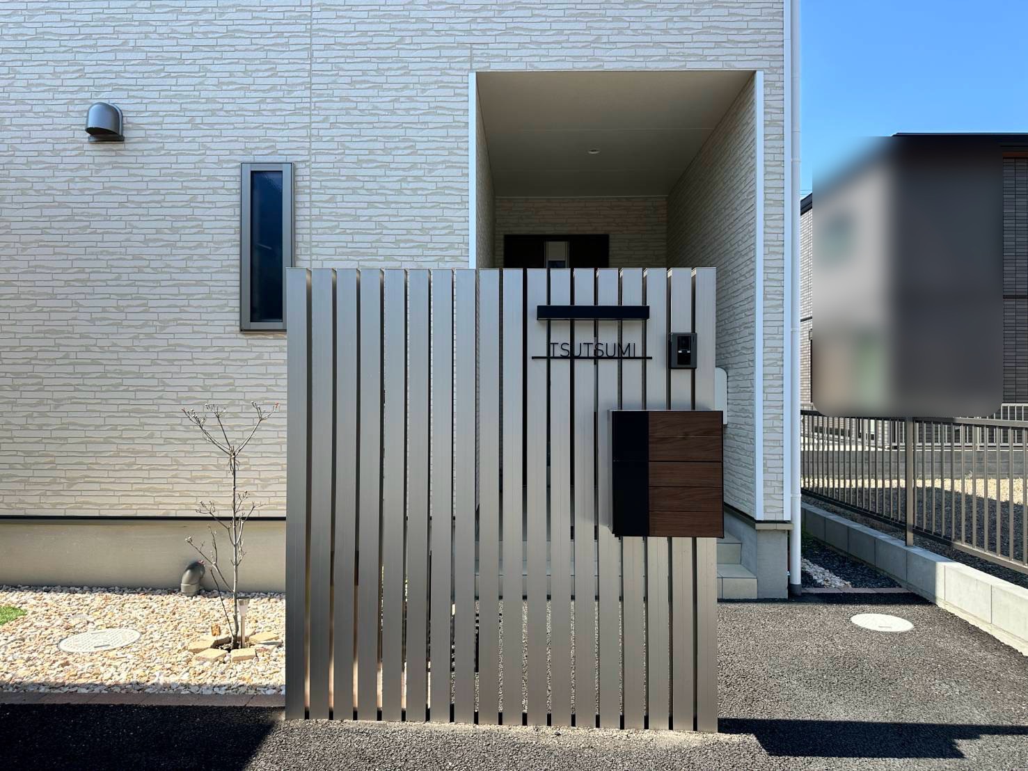 自社製品で外構に統一感を！　アルミ角柱の門柱　x　2台用カーポート
