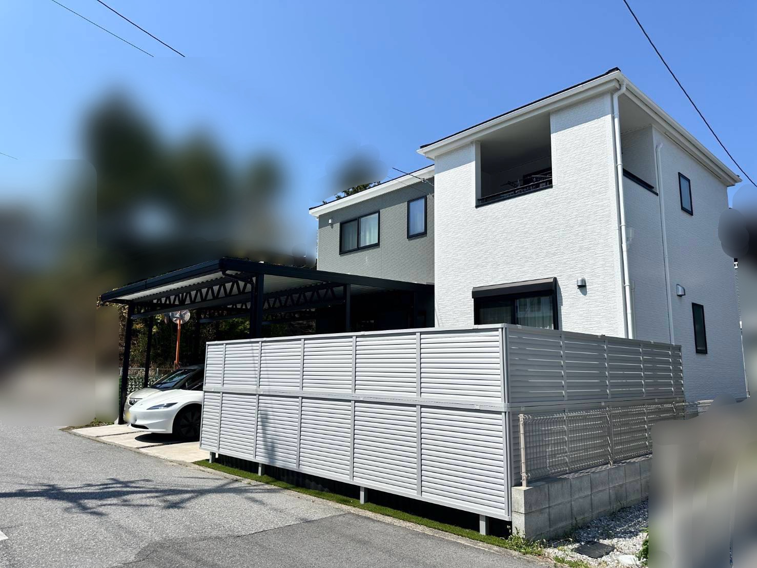 積雪地域でも安心！玄関先までしっかりカバーする3台用カーポート