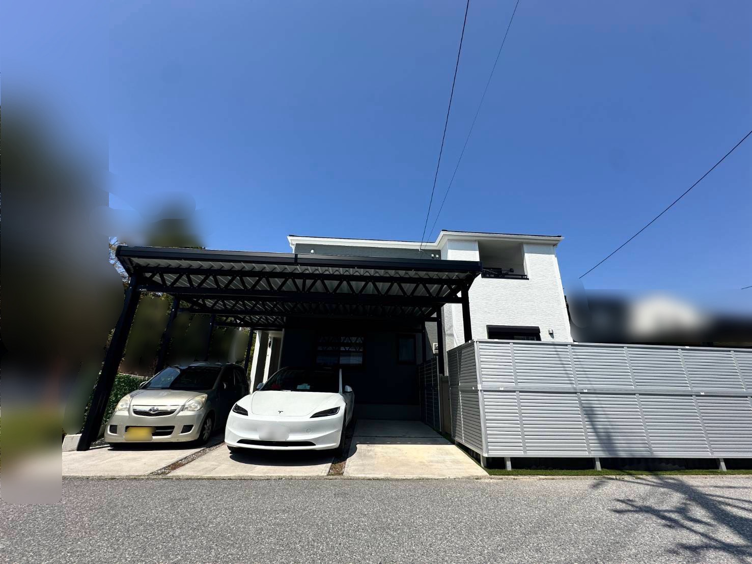 積雪地域でも安心！玄関先までしっかりカバーする3台用カーポート