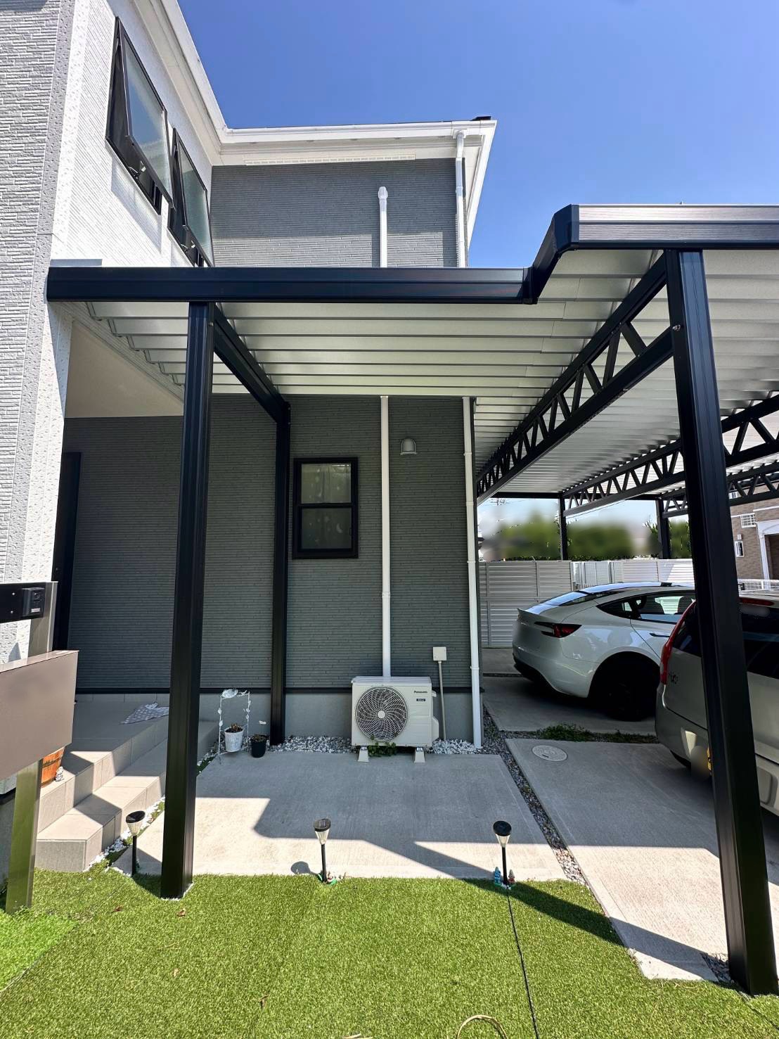 積雪地域でも安心！玄関先までしっかりカバーする3台用カーポート