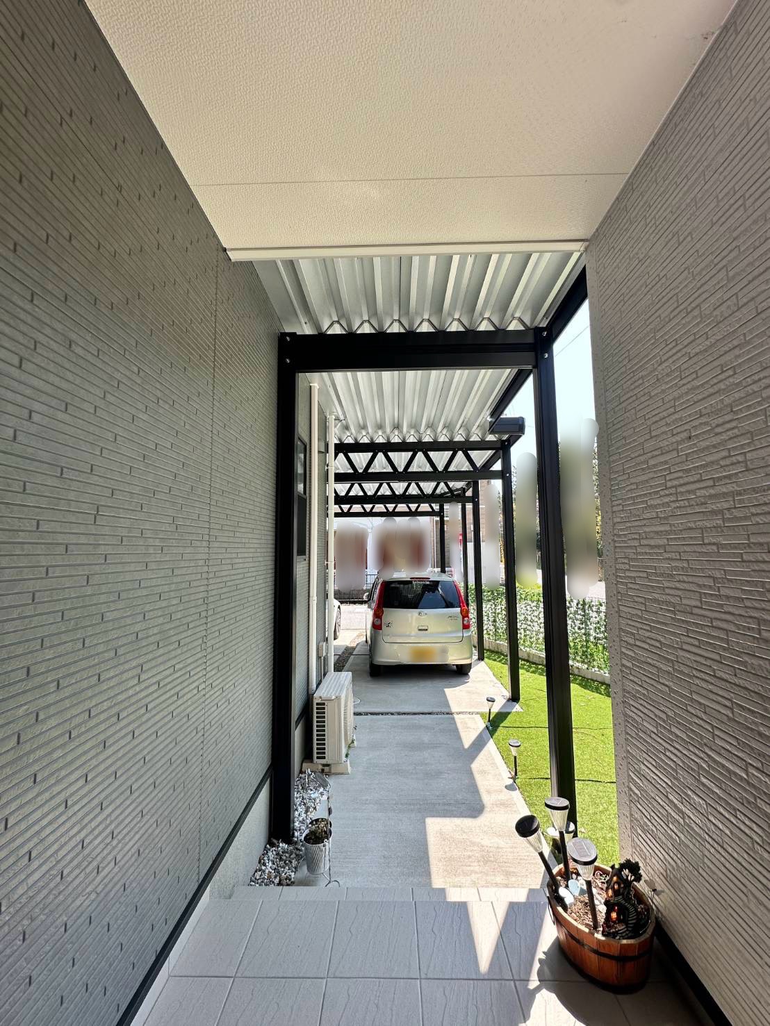 積雪地域でも安心！玄関先までしっかりカバーする3台用カーポート