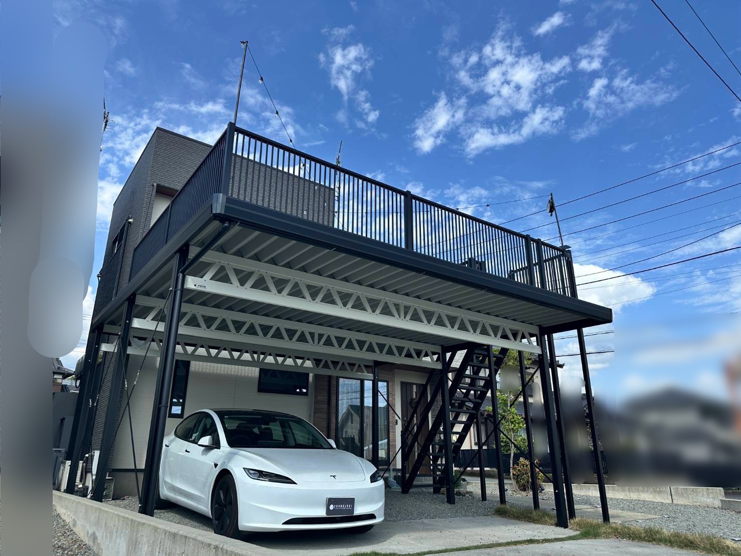 バルコニーで新しい生活空間を！バルコニー付き2台用カーポート