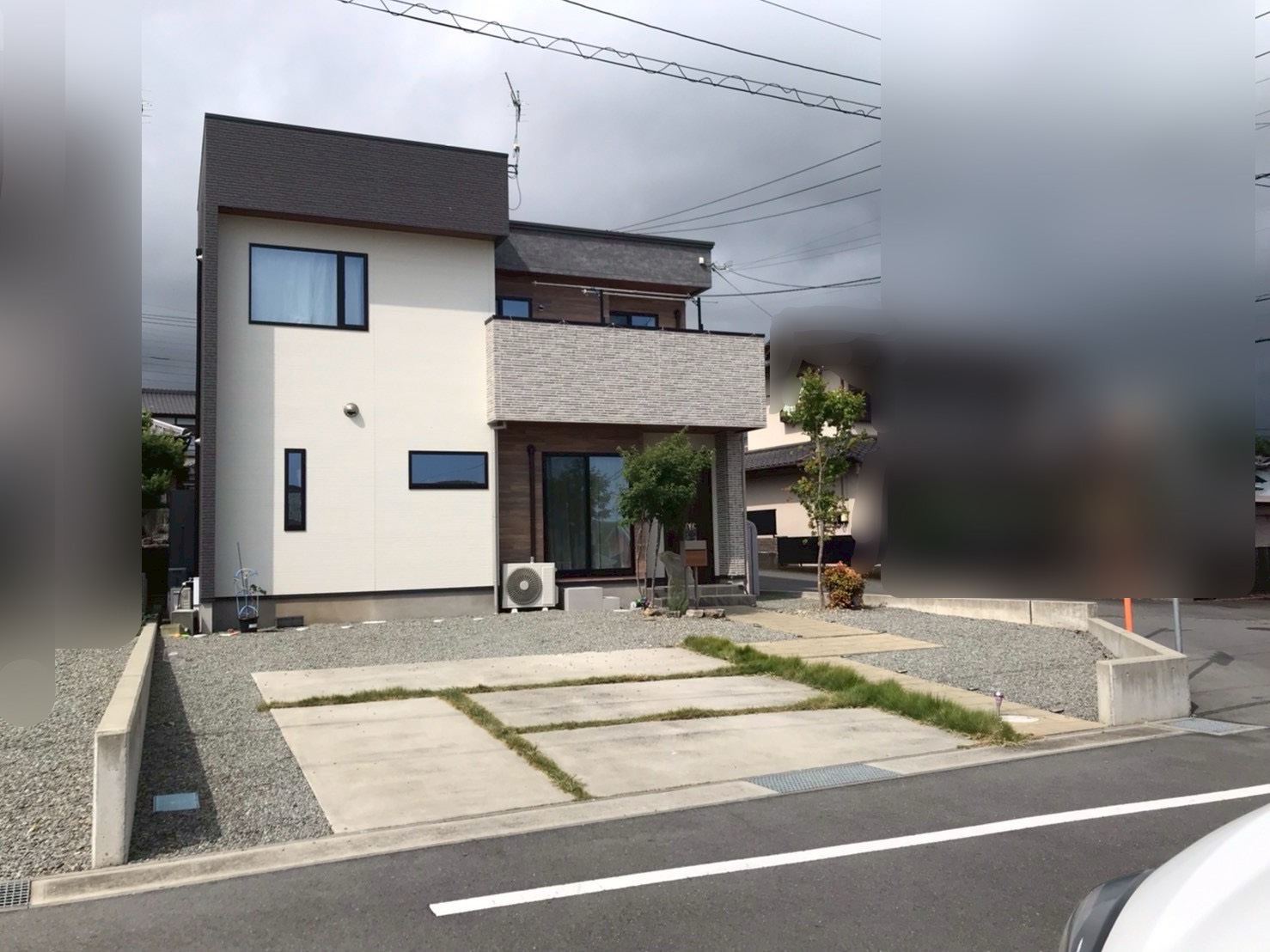 バルコニーで新しい生活空間を！バルコニー付き2台用カーポート