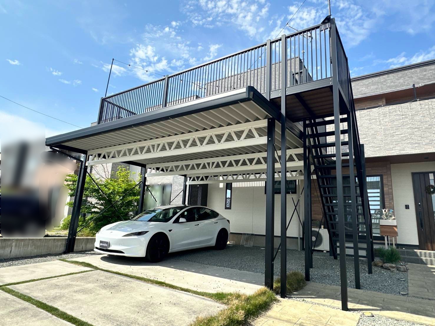 バルコニーで新しい生活空間を！バルコニー付き2台用カーポート