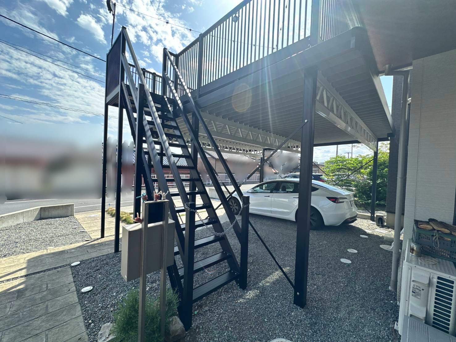 バルコニーで新しい生活空間を！バルコニー付き2台用カーポート