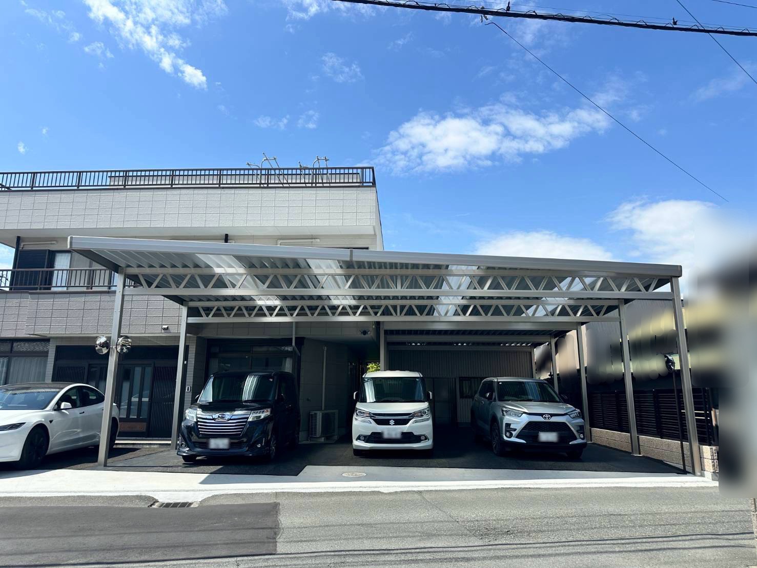 住宅との一体感が美しい！3台用カーポート