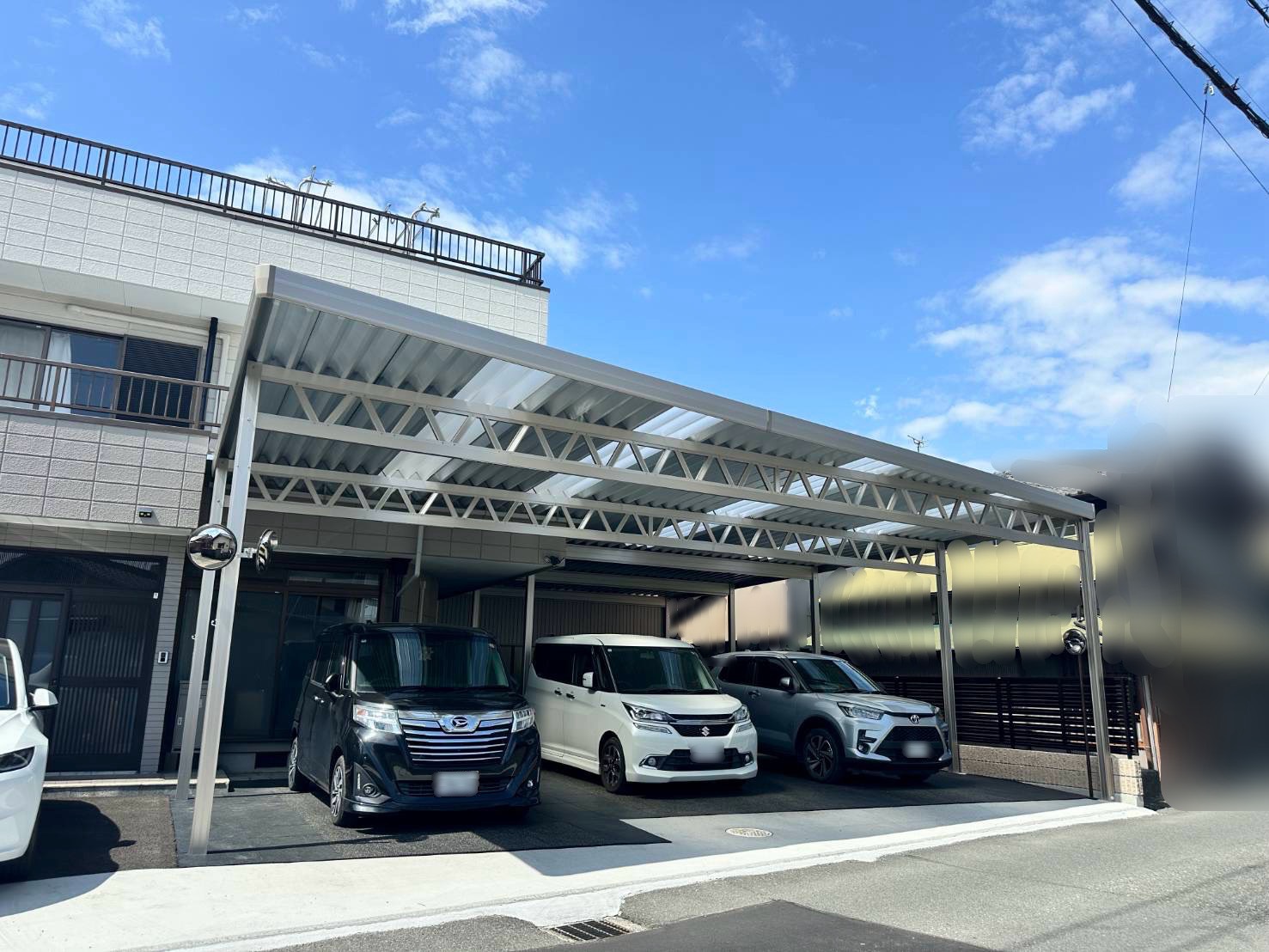 住宅との一体感が美しい！3台用カーポート