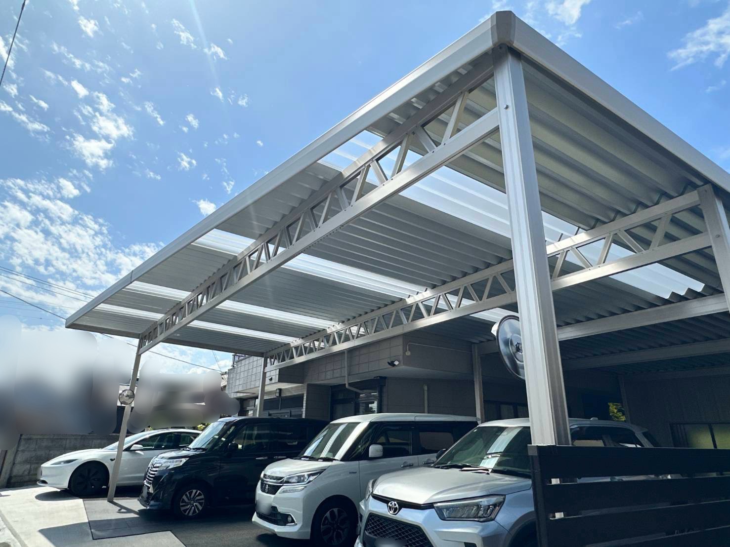 住宅との一体感が美しい！3台用カーポート