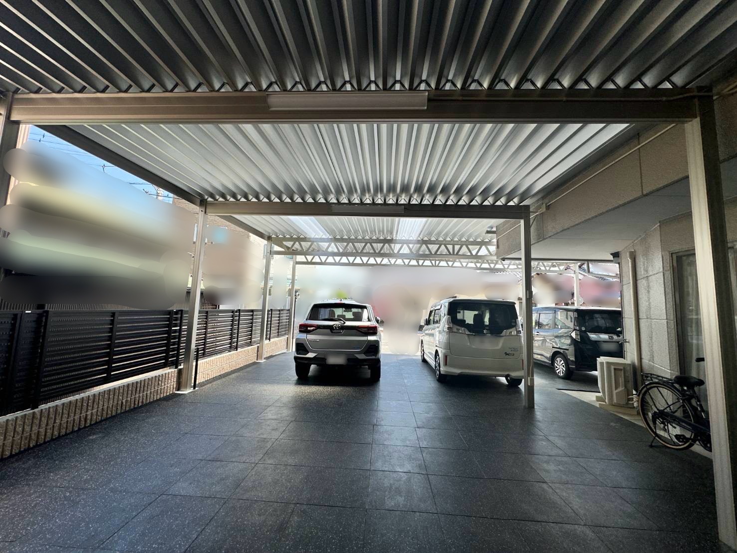 住宅との一体感が美しい！3台用カーポート