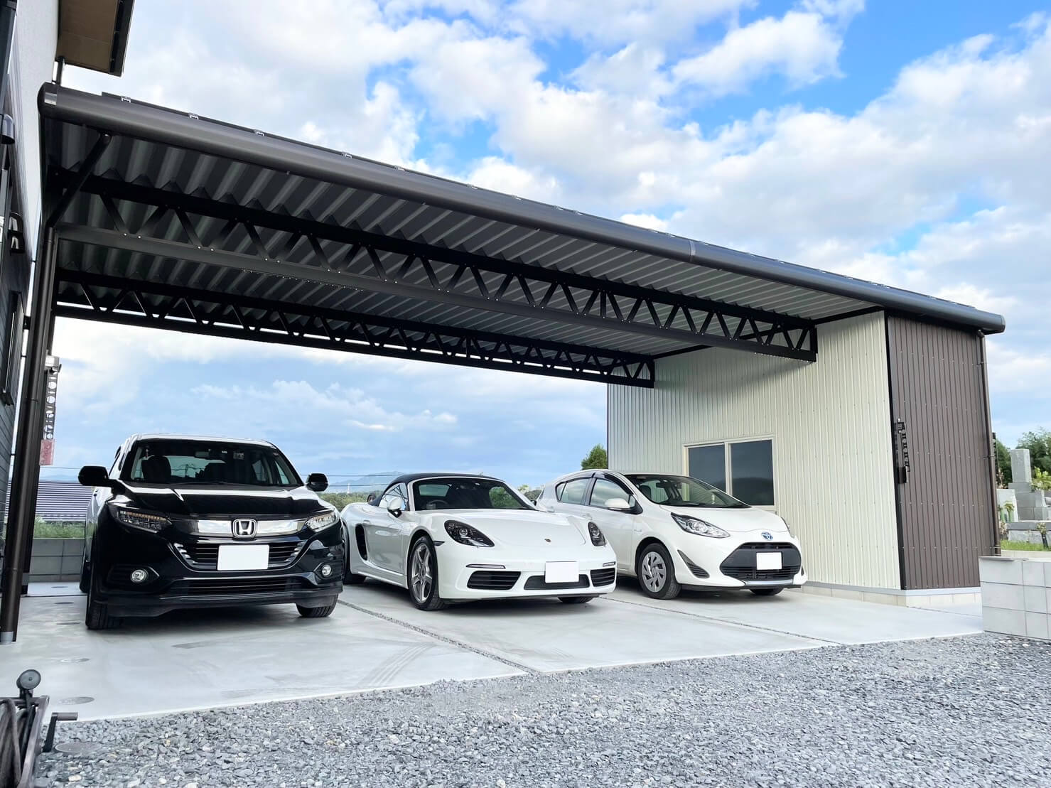 収納庫一体型！3台用ダークブラウンカラーのオーダーメイドカーポート