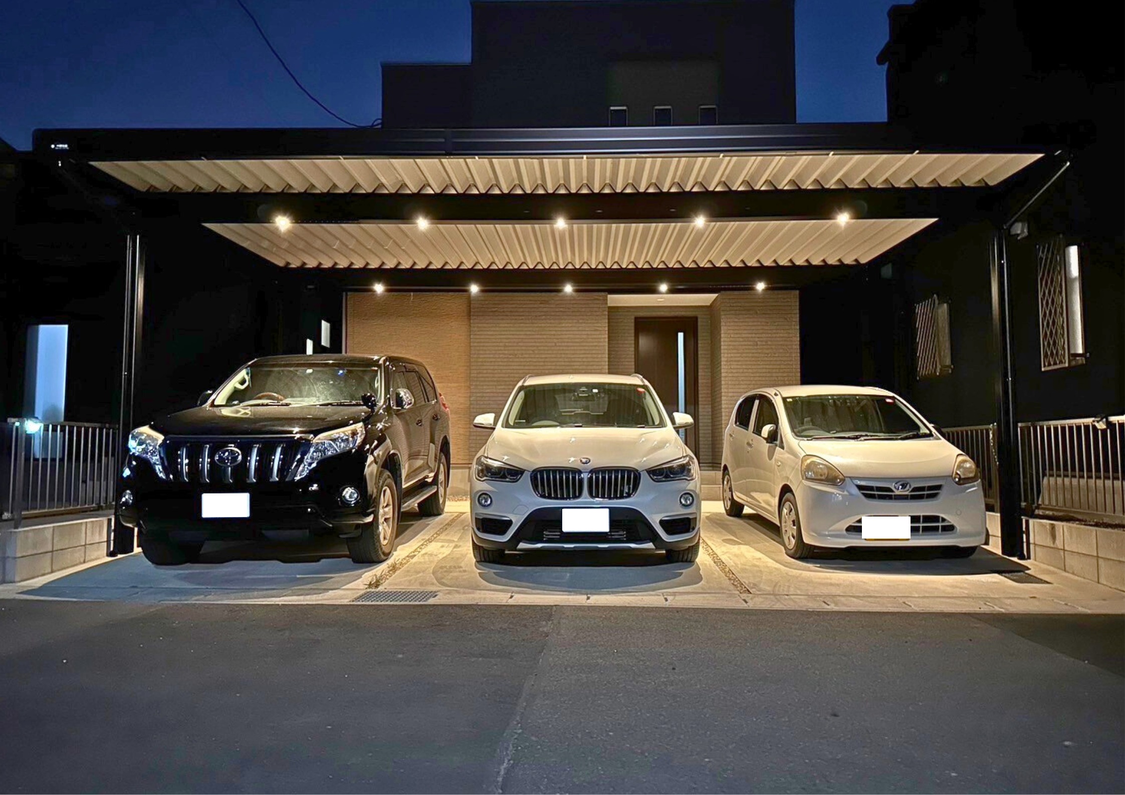 夜の駐車空間を格上げする高級感あふれるカーポート施工事例
