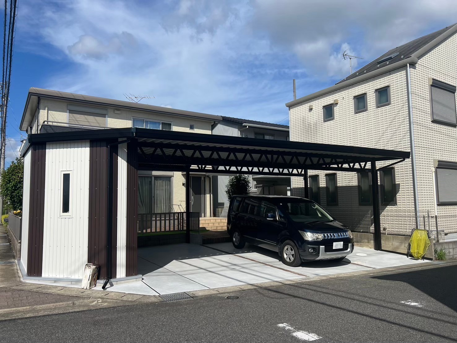 「斜めの形が魅せる。収納庫付きのカーポート」