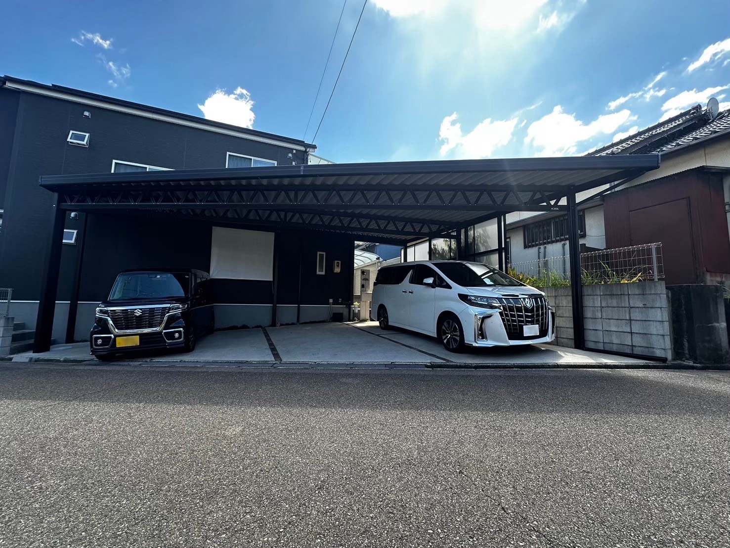 職人技で実現！変形地対応4台用オーダーメイドカーポート施工事例