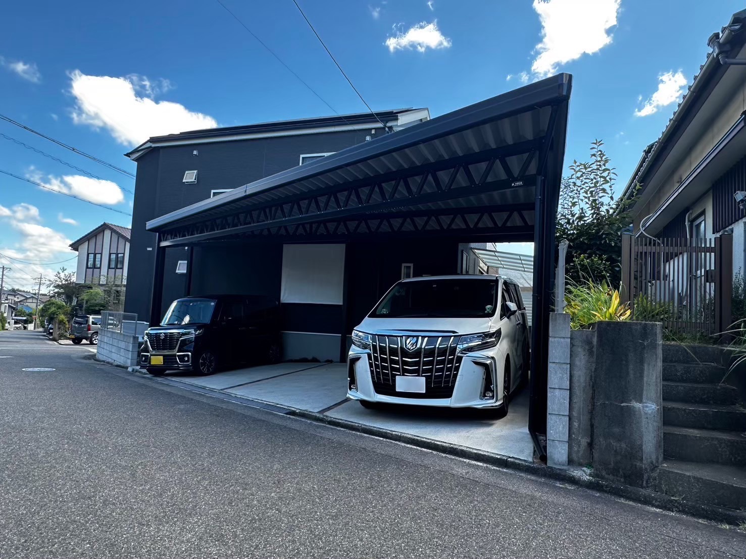 職人技で実現！変形地対応4台用オーダーメイドカーポート施工事例