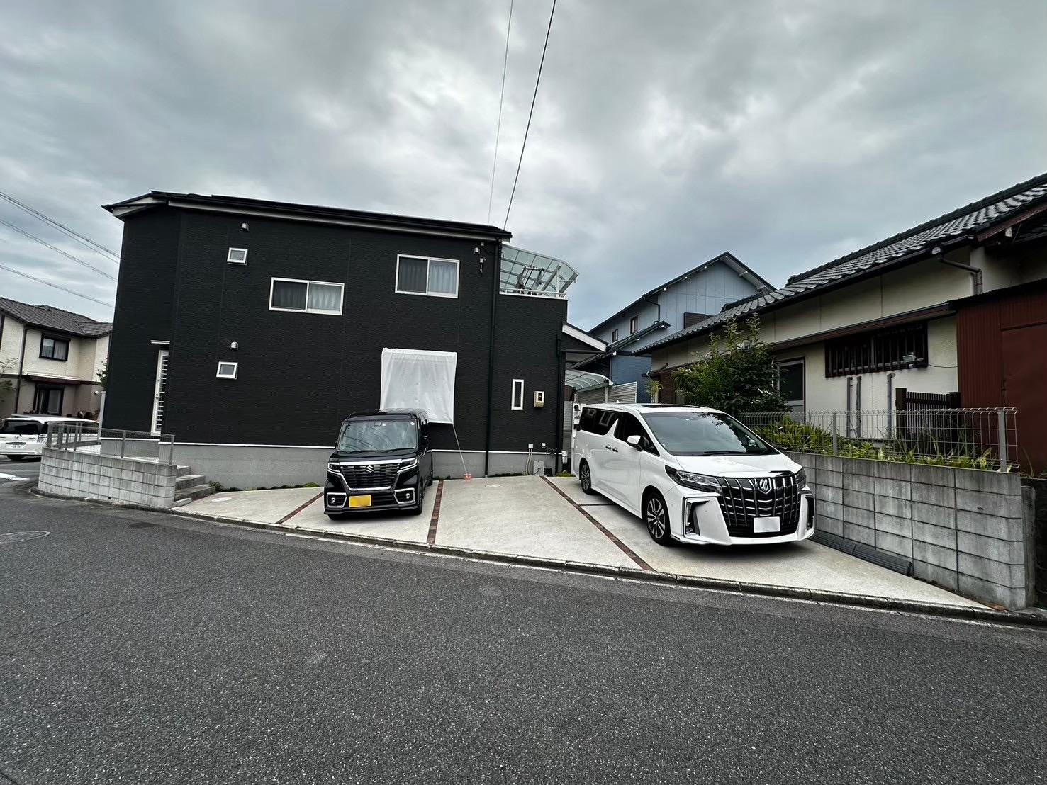 職人技で実現！変形地対応4台用オーダーメイドカーポート施工事例