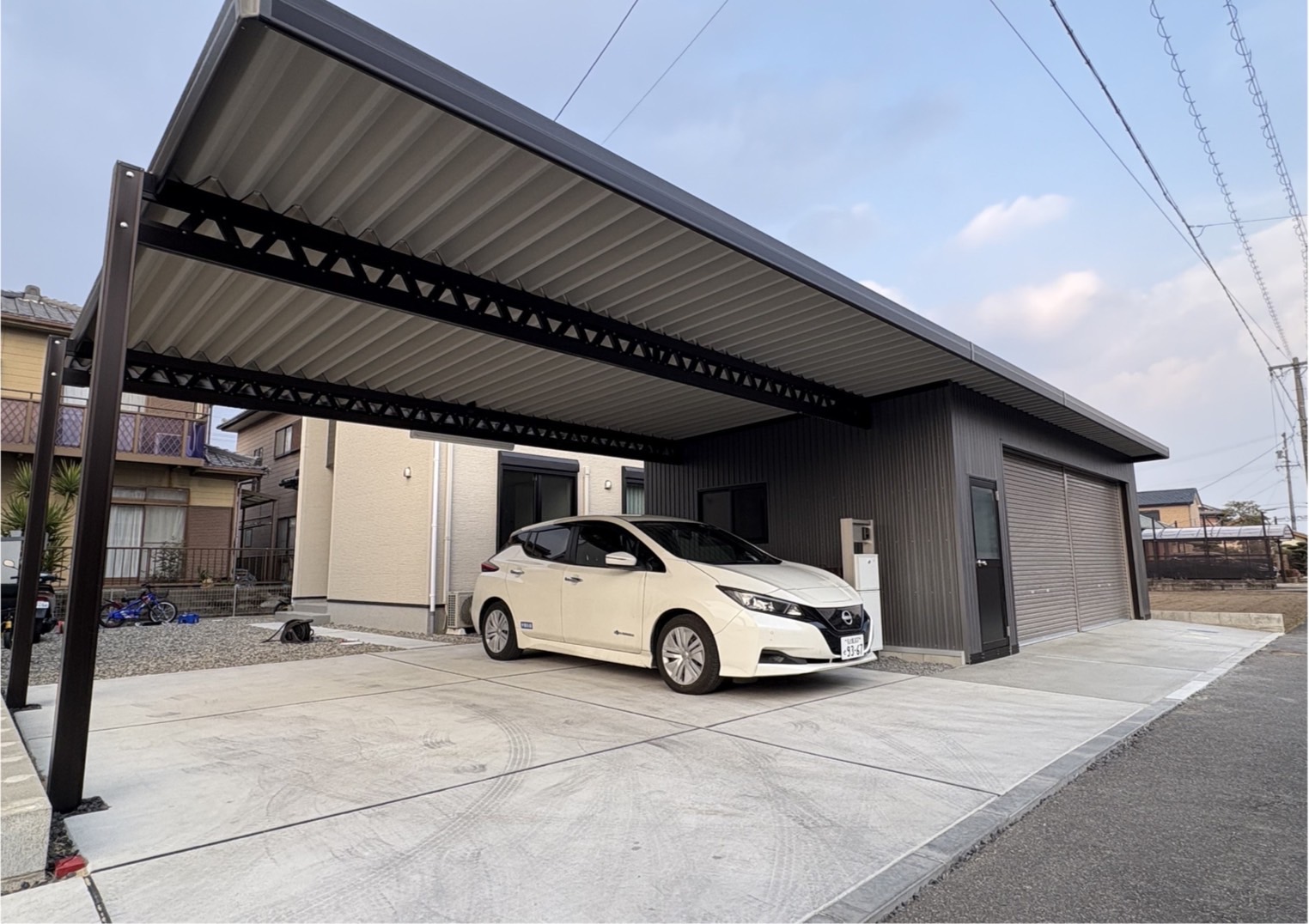 車庫一体型！2台用車庫＋3台用オーダーメイドカーポート施工事例