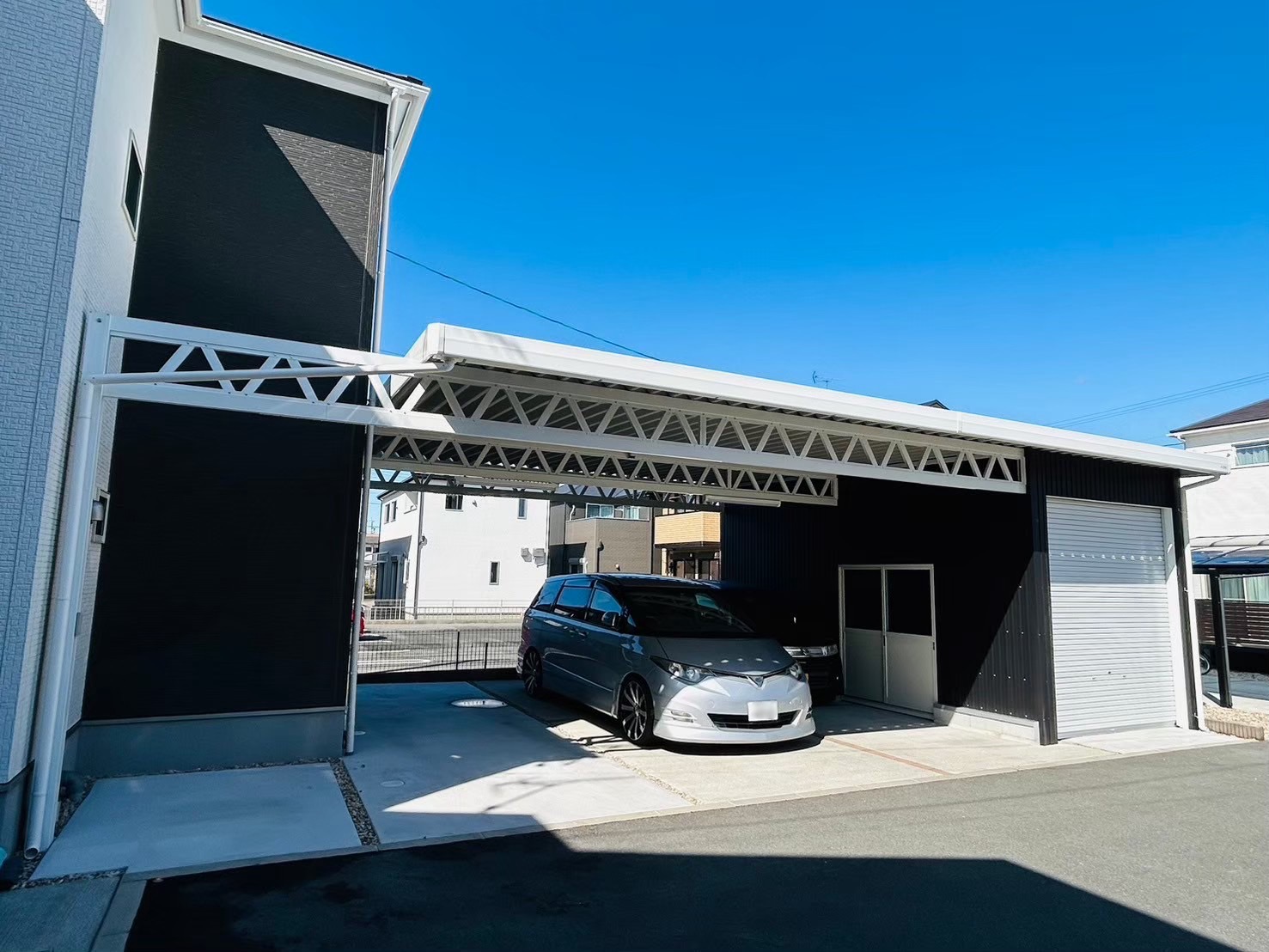 シャッター付のホワイトカラーの車庫