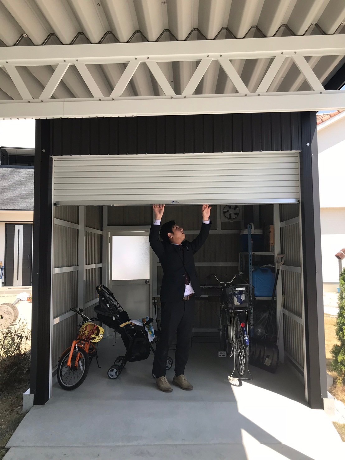 バイクや自転車をすっきり収納！快適で便利なガレージスペースのご提案