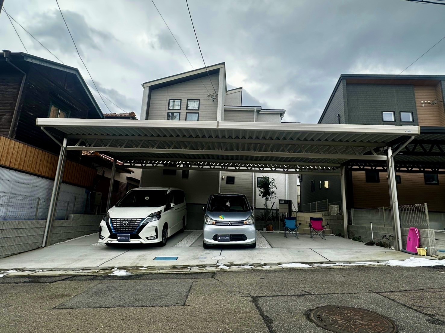 高級感あふれるステンカラーの4台用オーダーメイド折板カーポート