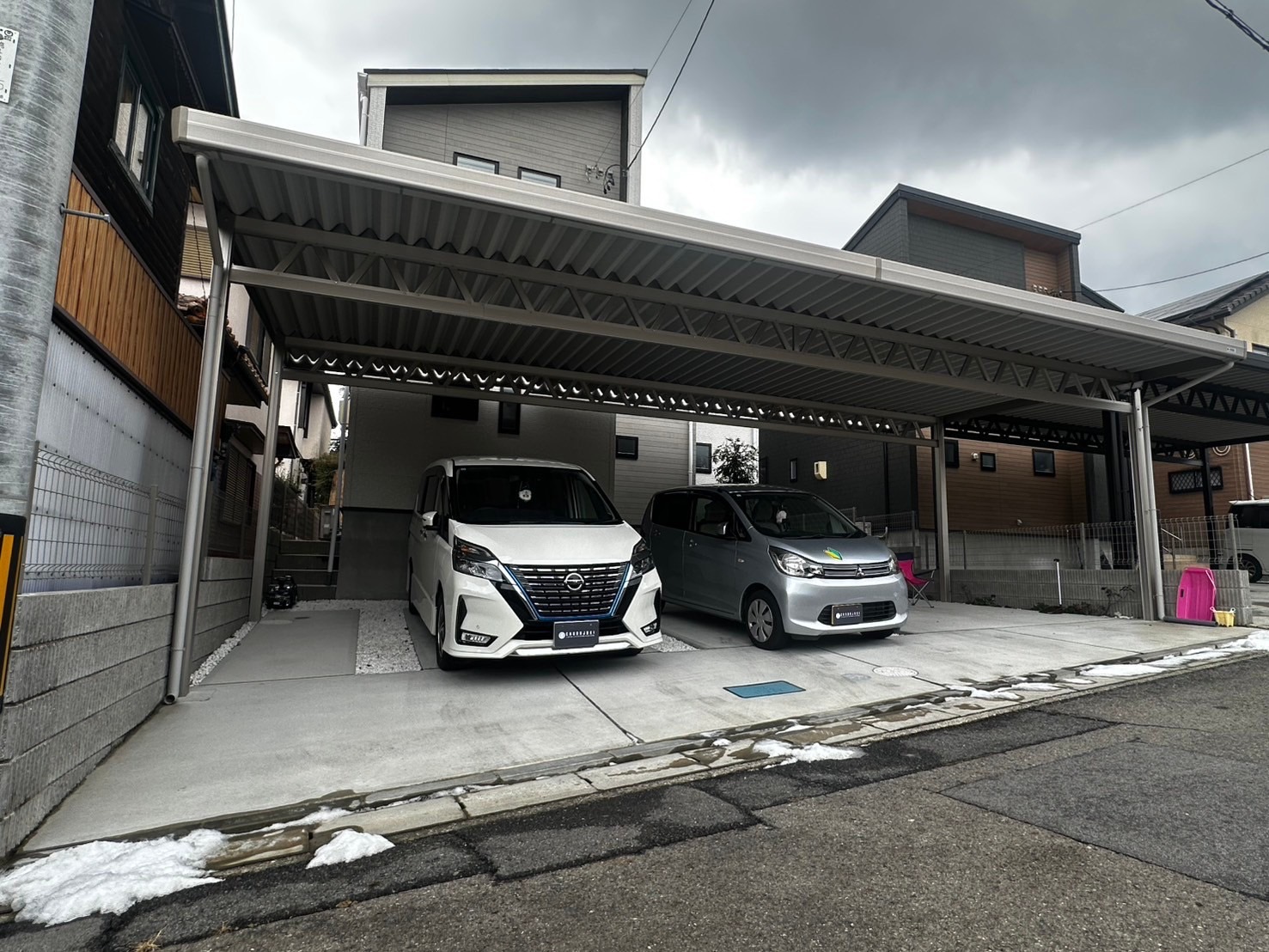 高級感あふれるステンカラーの4台用オーダーメイド折板カーポート
