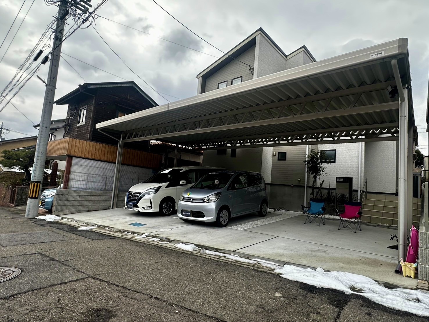 高級感あふれるステンカラーの4台用オーダーメイド折板カーポート