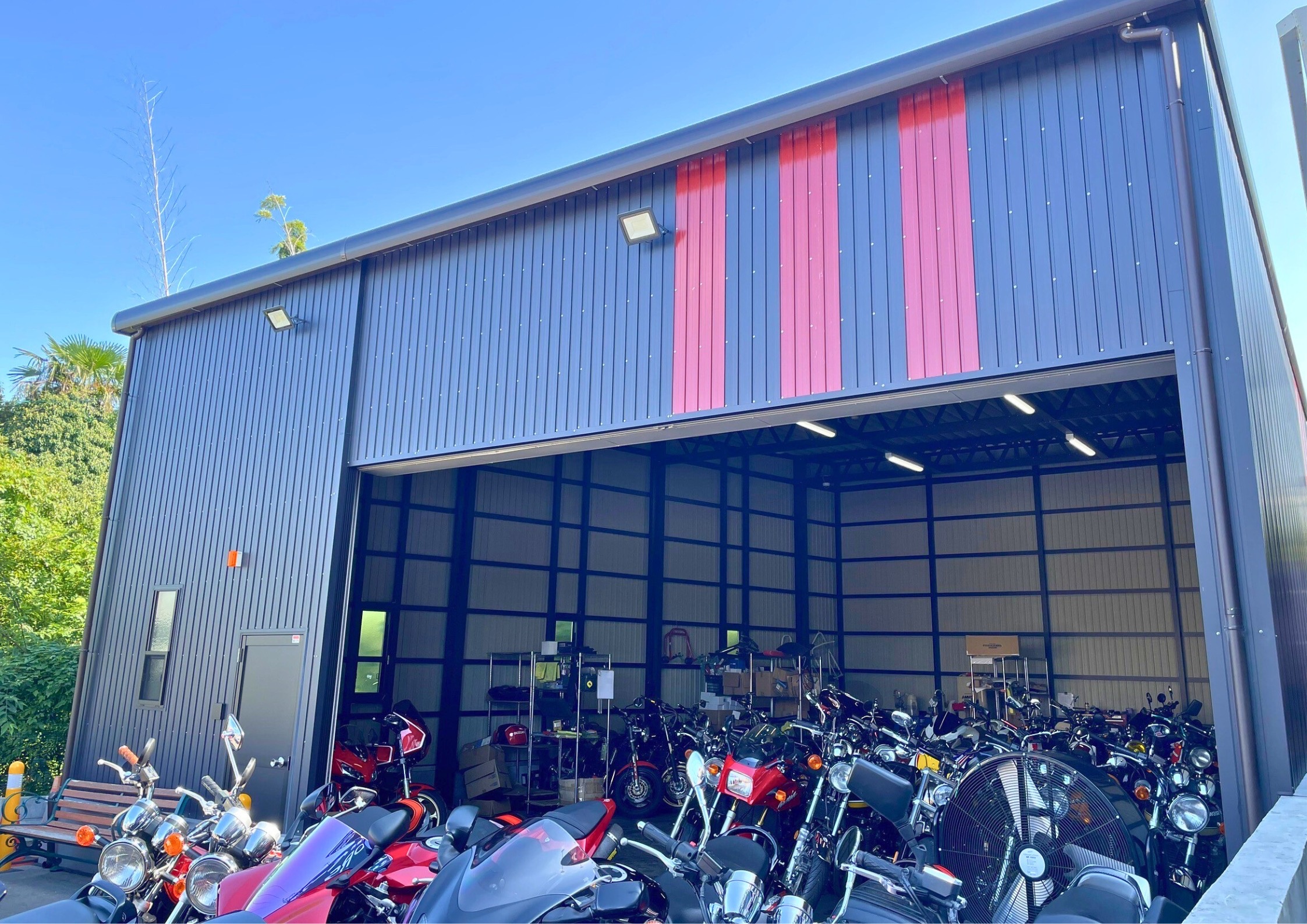 バイクの保管・展示に最適なガレージ空間を実現｜バイクショップ向けオーダーガレージ施工事例