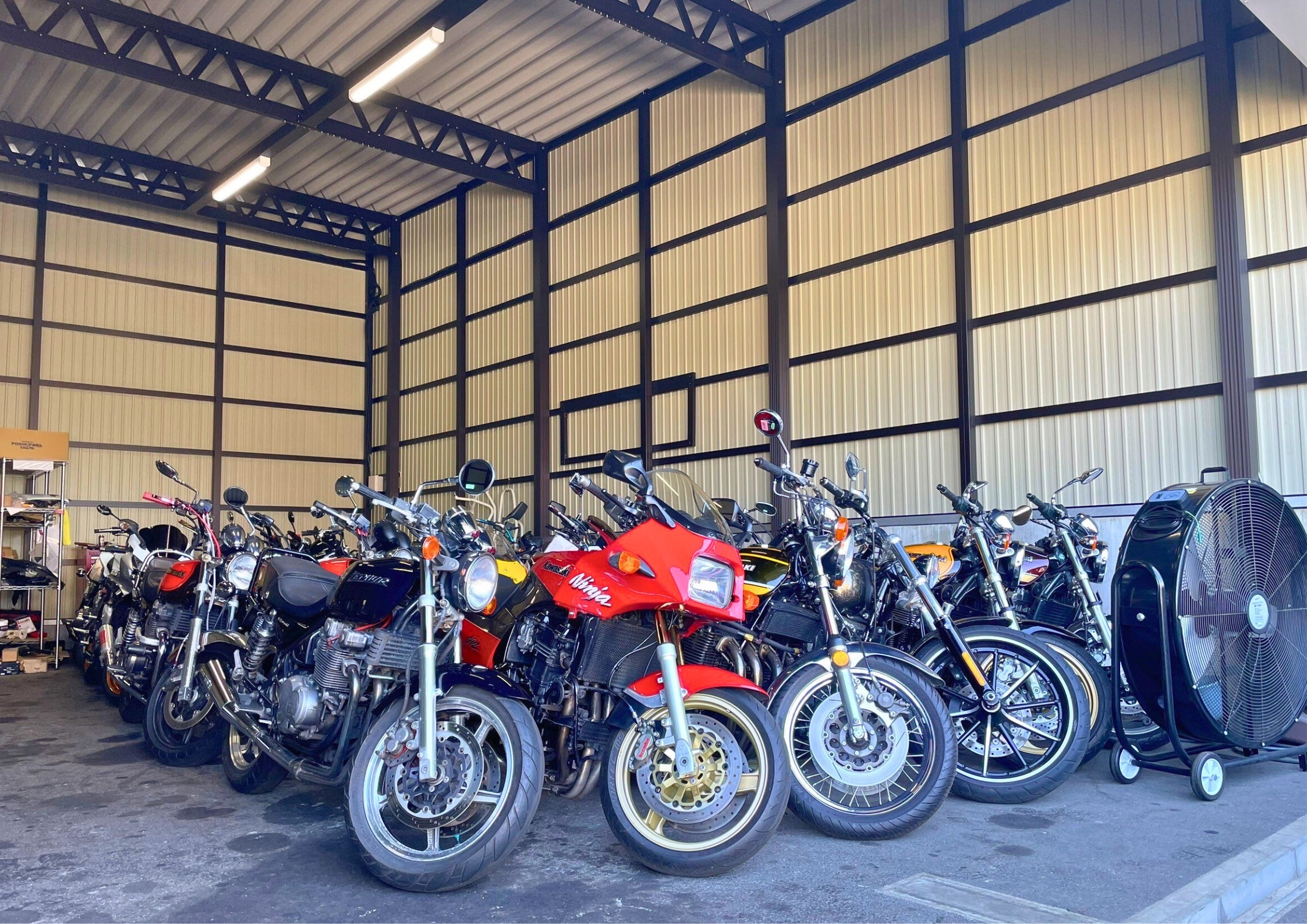 バイクの保管・展示に最適なガレージ空間を実現｜バイクショップ向けオーダーガレージ施工事例