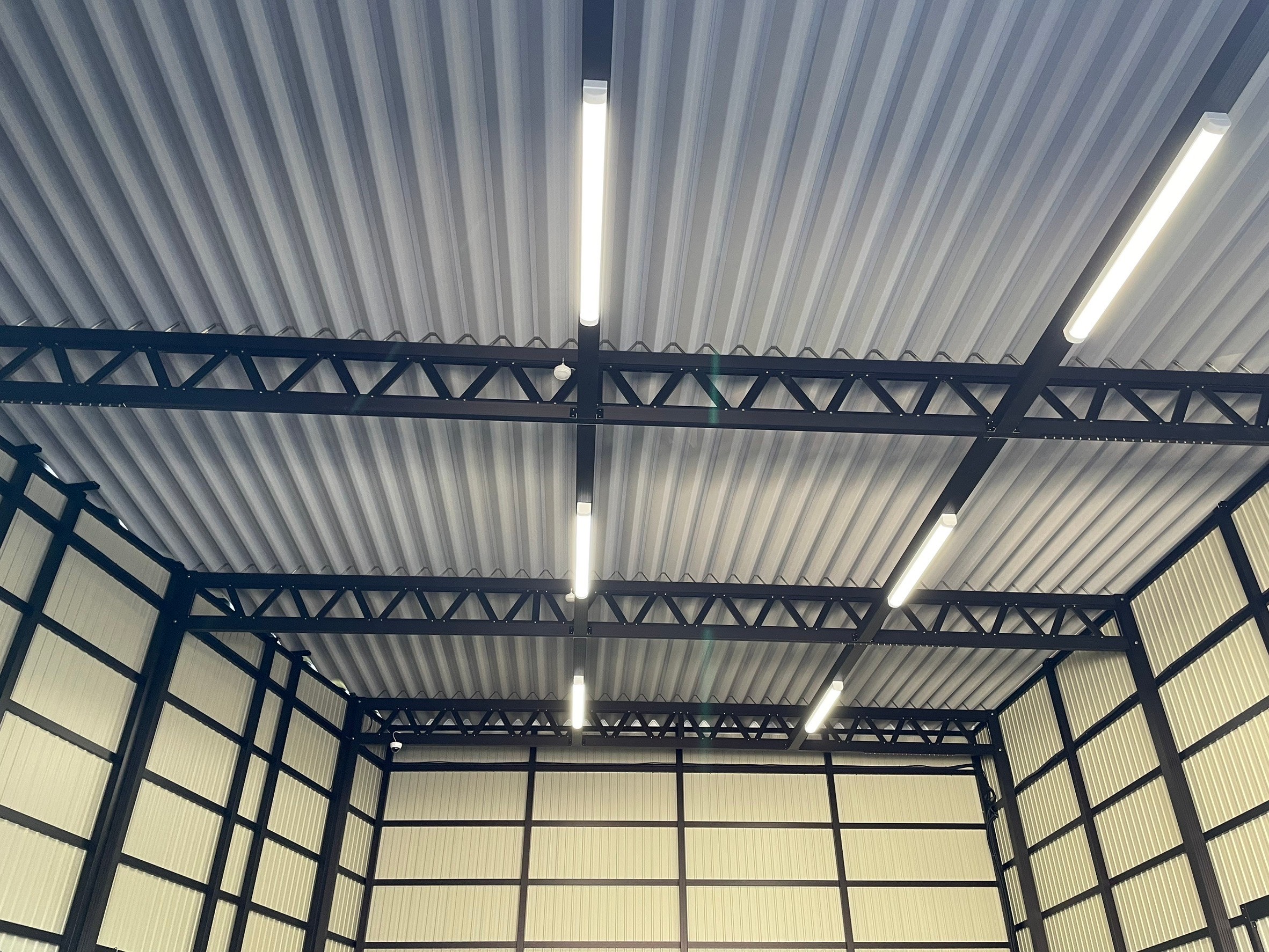 バイクの保管・展示に最適なガレージ空間を実現｜バイクショップ向けオーダーガレージ施工事例