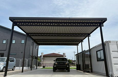 複数台の車両・大型機材の収納スペース