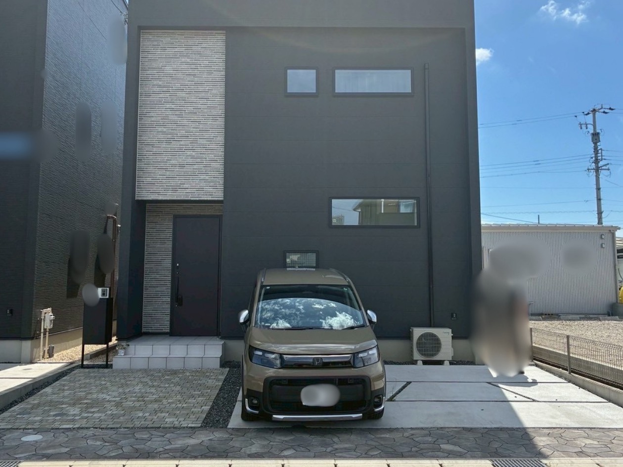 モダン住宅に映える究極のシンプル美！スリム桁採用の2台用カーポート